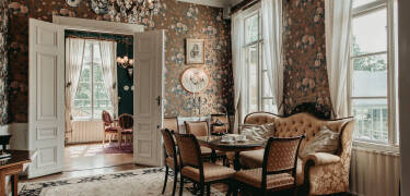 Sie wohnen in einem Herrenhaus aus dem 19. Jahrhundert, das sich wie ein Zuhause mit Geschichte und Charme anfühlt.