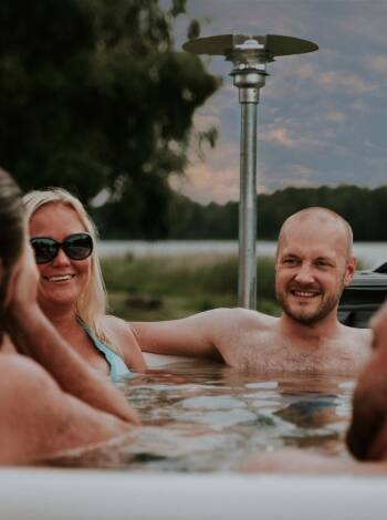 Koppla av i vedeldade badtunnor och njut av lugnet i den sjönära miljön.