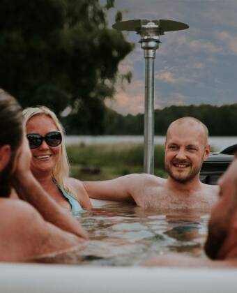Entspannen Sie sich in holzbefeuerten Whirlpools und genießen Sie die Ruhe der Umgebung am See.