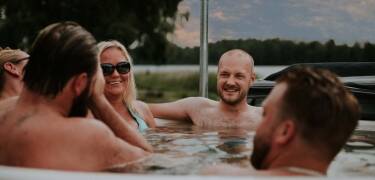 Slapp av i det vedfyrte boblebadet og nyt roen ved innsjøen.