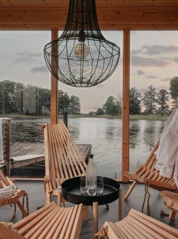 Hitta din stund av frid och ro på Eco-Spa vid sjön, med bastur och lugna utrymmen för avkoppling.