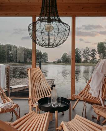Finden Sie einen Moment der Ruhe im Öko-Spa am See mit seinen Saunen und ruhigen Räumen zum Entspannen.