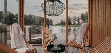 Finden Sie einen Moment der Ruhe im Öko-Spa am See mit seinen Saunen und ruhigen Räumen zum Entspannen.