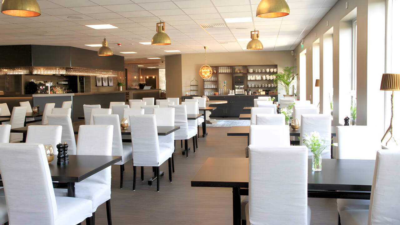 Das Hotelrestaurant bietet eine große Auswahl an köstlichen Speisen und einen wunderschönen Blick auf das Meer.