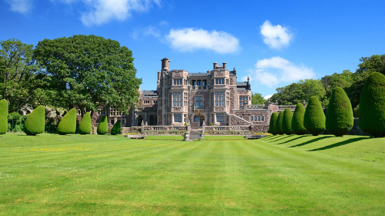 Machen Sie einen spannenden Ausflug zum wunderschönen Schloss Tjolöholm, das im englischen Tudorstil erbaut wurde.
