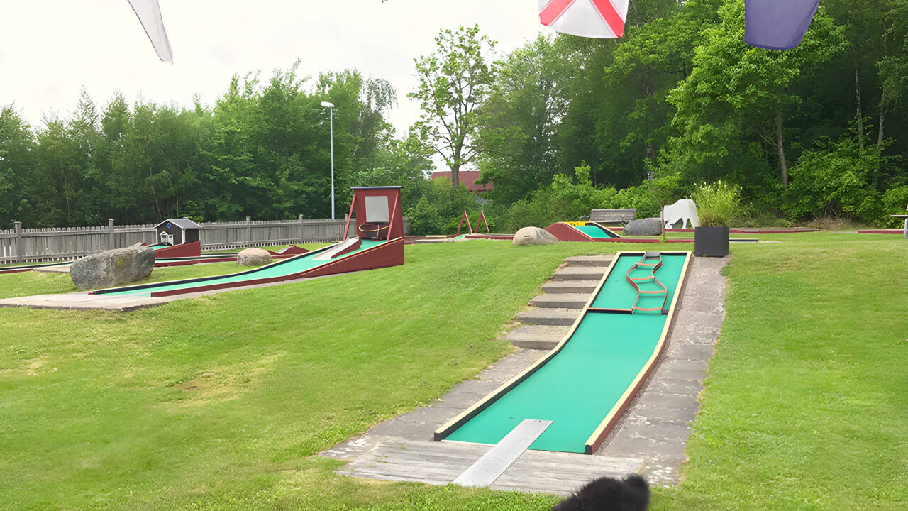 Under opholdet kan I bl.a. spille minigolf på hotellet og I finder også flere "rigtige golfbaner" i nærheden.