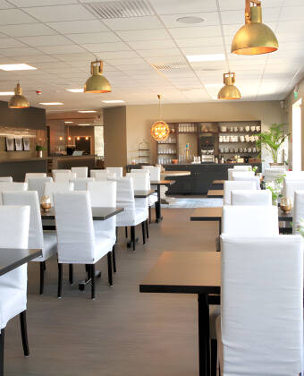 Hotellets restaurant byder på masser af dejlig mad og en skøn udsigt mod havet.