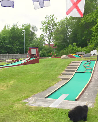Det går att spela minigolf på hotellet och golf i närheten