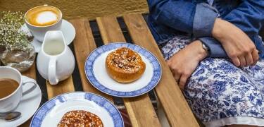 Sie befinden sich nicht weit von Kungsbacka und Umgebung entfernt, wo es viele gute Einkaufsmöglichkeiten und gemütliche Cafés gibt.