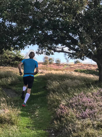 Det finns flera naturskyddsområden i närheten där ni kan promenera eller ta en joggingtur om ni är hurtiga