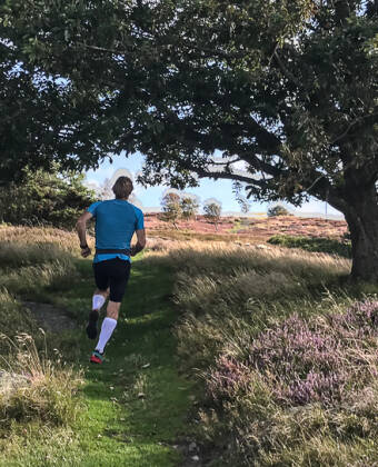 Det finns flera naturskyddsområden i närheten där ni kan promenera eller ta en joggingtur om ni är hurtiga