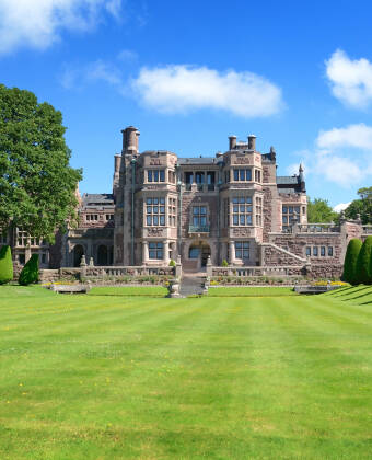 Machen Sie einen spannenden Ausflug zum wunderschönen Schloss Tjolöholm, das im englischen Tudorstil erbaut wurde.