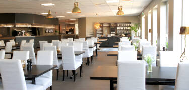 Hotellets restaurant byder på masser af dejlig mad og en skøn udsigt mod havet.