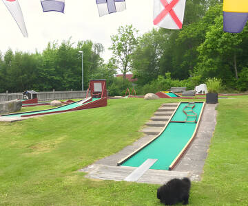 Det går att spela minigolf på hotellet och golf i närheten