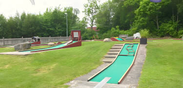 Während Ihres Aufenthaltes können Sie im Hotel Minigolf spielen und in der Nähe finden Sie auch mehrere „echte“ Golfplätze.