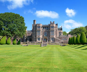 Machen Sie einen spannenden Ausflug zum wunderschönen Schloss Tjolöholm, das im englischen Tudorstil erbaut wurde.