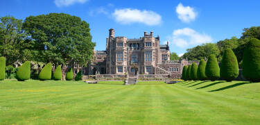 Machen Sie einen spannenden Ausflug zum wunderschönen Schloss Tjolöholm, das im englischen Tudorstil erbaut wurde.