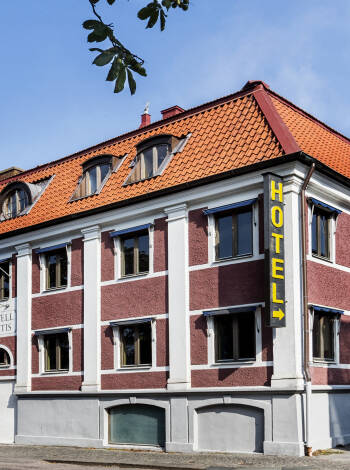 Bo centralt i Varberg på det charmiga Hotell Gästis i ett vackert hus från 1700-talet.