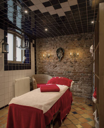 Das Hotel Gästis bietet zahlreiche Wellness-Behandlungen einschließlich Bädern und Sauna.