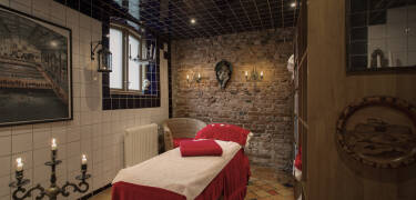 Das Hotel Gästis bietet zahlreiche Wellness-Behandlungen einschließlich Bädern und Sauna.