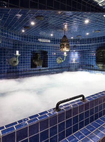 Hotellets Leninbad, med inspiration från S:t Petersburg, har varm- och kallbad, ångbastu, fotbad samt behandlingar.