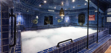 Hotellets Leninbad, med inspiration från S:t Petersburg, har varm- och kallbad, ångbastu, fotbad samt behandlingar.