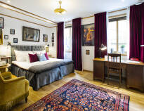 Alle værelser er personligt og charmerende indrettet med en blanding af nye og antikke møbler.