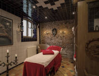 På Hotell Gästis kan I nyde flere spa-behandlinger samt bade og gå i sauna.