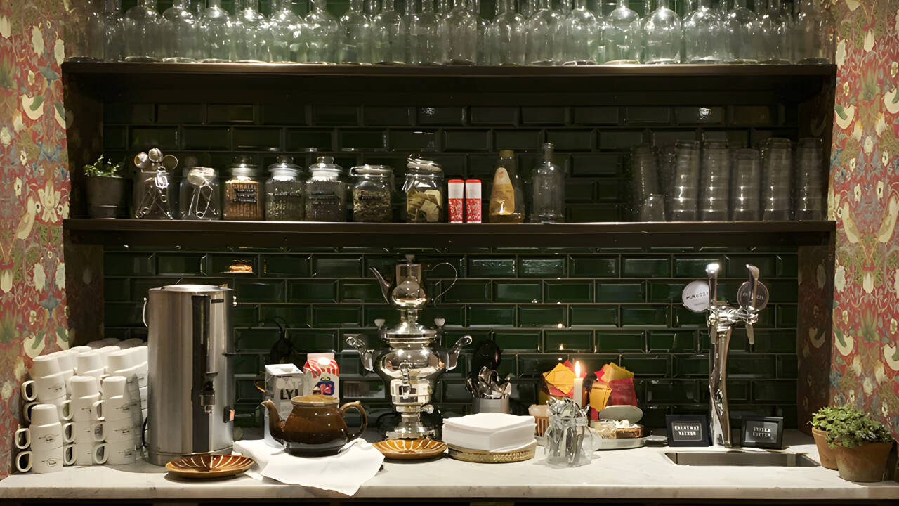 Studera i detalj hotellets spännande inredningsdetaljer, eller gå på utflykt till de många sevärdheterna i Varberg.