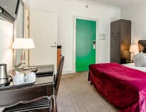 Få en gratis oppgradering til et av hotellets ekstra komfortable Superior rom.