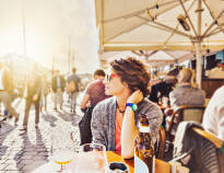 Genießen Sie die wunderbare Stimmung um die vielen Cafés in Nyhavn.
