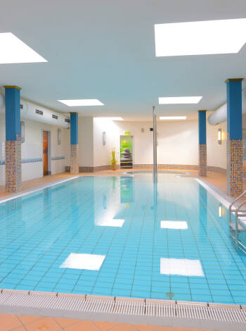 Wellnessavdelningen på Seehotel Grossherzog har en pool, bastur och en vacker panoramautsikt.