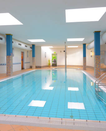 Wellnessområdet på Seehotel Grossherzog har en pool, saunaer og et smukt panorama.
