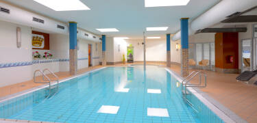 Wellnessavdelningen på Seehotel Grossherzog har en pool, bastur och en vacker panoramautsikt.
