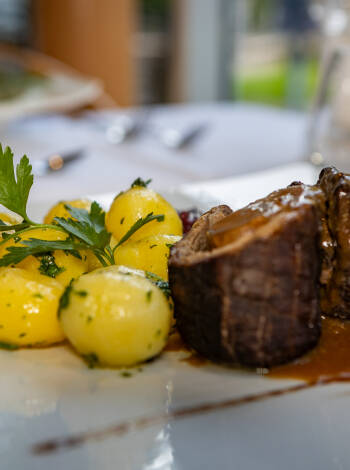 Savour locally inspired cuisine, perfect for romantic dinners, with fresh regional ingredients in the hotel’s inviting restaurant.