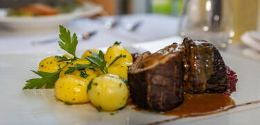 Savour locally inspired cuisine, perfect for romantic dinners, with fresh regional ingredients in the hotel’s inviting restaurant.