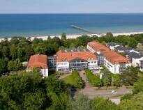 Seehotel Grossherzog ligger tæt på byens centrum i et grønt område og har en fantastisk udsigt over parken og havet.