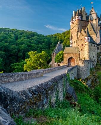 Passa på att åka på utflykt och besök den historia Burg Eltz.