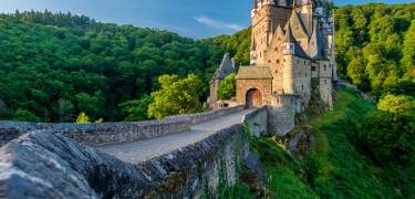 Passa på att åka på utflykt och besök den historia Burg Eltz.