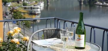 Hotellets Moselblick-dobbeltværelser er udstyret med balkon, så I kan nyde ferielivet med en skøn udsigt