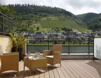 Fra hotellet er det flott utsikt over elva Mosel, promenaden og vinrankene rundt.