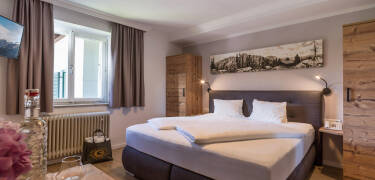 Hotellets rum är inredda i traditionell stil och har 4-stjärnig komfort.