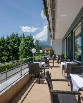 Entspannung, Ruhe und Gemütlichkeit auf der Hotelterrasse mit Blick auf den großen Garten