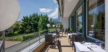 Entspannung, Ruhe und Gemütlichkeit auf der Hotelterrasse mit Blick auf den großen Garten
