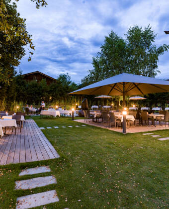 Det er lagt opp til avslapning, ro og hygge på hotellets terrasse og i den store hagen.