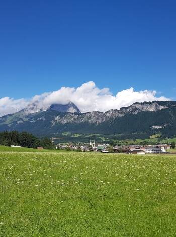 Die schöne Region Kitzbühel mit ihrer schönen Natur, ihren gemütlichen Kleinstädten und ihren aufregenden Attraktionen das ganze Jahr über