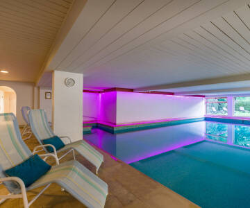 Entspannen Sie nach einem ereignisreichen Tag im kleinen Wellness-Bereich des Hotels u. a. mit Schwimmbecken