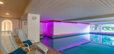 Entspannen Sie nach einem ereignisreichen Tag im kleinen Wellness-Bereich des Hotels u. a. mit Schwimmbecken