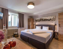 Hotellets værelser er indrettet i den traditionelle indbydende og charmerende stil, og tilbyder et 4-stjernet komfortniveau.