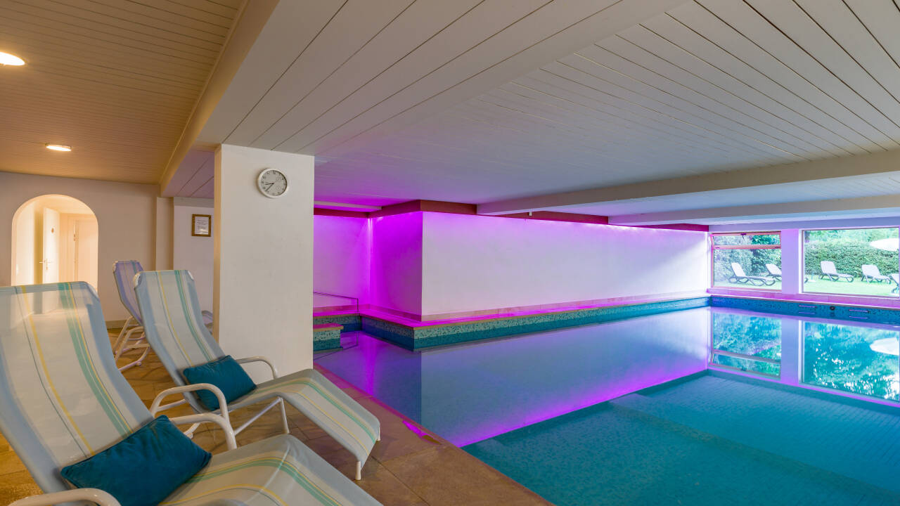 Efter en oplevelsesrig dag kan I slappe af i hotellets lille spaområde, som bl.a. byder på en indendørs swimmingpool.